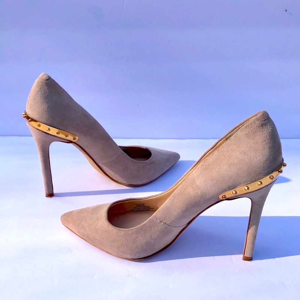 VINCE CAMUTO TAUPE SUEDE POINTED TOE PUMP WITH STUDDED DETAILS SIZE 6M